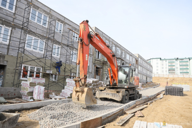 В городе Улан-Удэ Республики Бурятия завершается строительство четырех многоквартирных домов, в которые в рамках национального проекта «Жилье и городская среда» из аварийного жилищного фонда переедут 247 семей