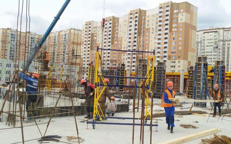 В строящейся Фондом школе в Домодедове идет монтаж конструкций первого этажа 