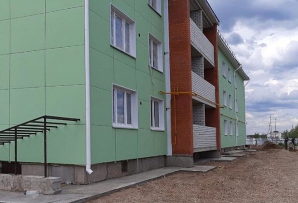 В городе Каргополе Архангельской области ввели в эксплуатацию многоквартирный дом, в который из аварийного жилья переедет 81 человек