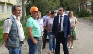 Заместитель министра строительства и ЖКХ Калужской области Руслан Маилов совместно с представителями регионального Фонда капитального ремонта многоквартирных домов и государственной жилищной инспекции проверил ход выполнения программы в городе Кирове