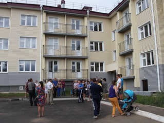 В городе Братске Иркутской области состоялась торжественная церемония вручения ключей от квартир в новом многоквартирном доме, построенном в рамках реализации 185-ФЗ