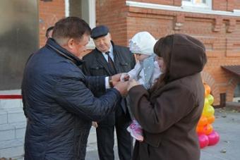 В городе Ишиме Тюменской области 8 семьям, проживавшим в аварийных домах, вручили ключи от новых квартир