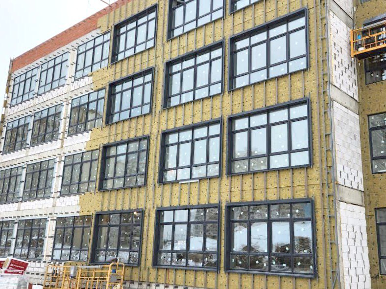В строящемся здании школы в Домодедове началась облицовка фасадов