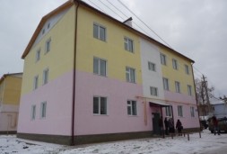 В городе Перевозе Нижегородской области вручили ключи от новых квартир гражданам, переселяемым из аварийного жилья в рамках реализации 185-ФЗ