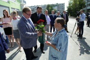 Председатель наблюдательного совета Фонда содействия реформированию ЖКХ Сергей Степашин принял участие в церемонии вручения новоселам ключей от квартир в рамках реализации программы по переселению граждан из аварийного жилья в городе Кургане