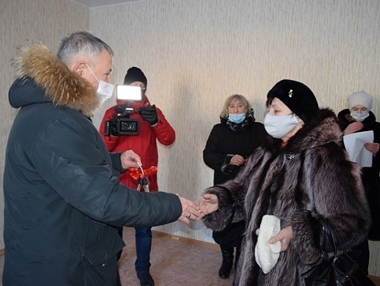 В поселке Высоком городского округа Мегион Ханты-Мансийского автономного округа – Югры семьям, проживавшим в аварийном жилье, вручили ключи от новых квартир