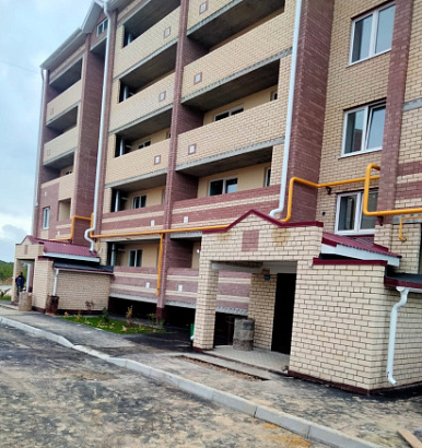 В поселке Знаменском Республики Марий Эл продолжается строительство многоквартирного дома, в который из аварийного жилья переедут 90 человек