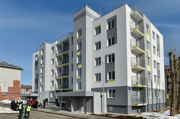 В городе Краснокамске Пермского края глава региона Дмитрий Махонин вручил ключи от новых квартир 33 семьям, проживавшим в аварийных домах 