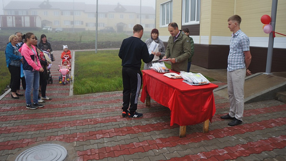 В Южно-Курильске Сахалинской области ключи от новых квартир получили 16 семей, ранее проживавших в аварийном жилье