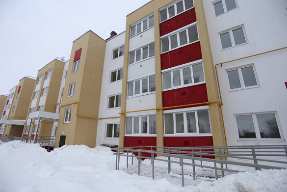Глава Республики Мордовия Артем Здунов проверил качество построенного многоквартирного дома, жилые помещения в котором предоставлены переселенцам из аварийного жилья