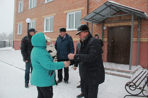 В поселке Маслянино Новосибирской области гражданам, проживавшим в аварийном жилье, вручили ключи от новых квартир