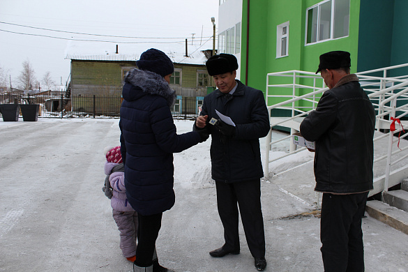 В городе Олекминске Республики Саха (Якутия) 24 семьи получили ключи от новых квартир в рамках реализации программы по переселению граждан из аварийного жилья