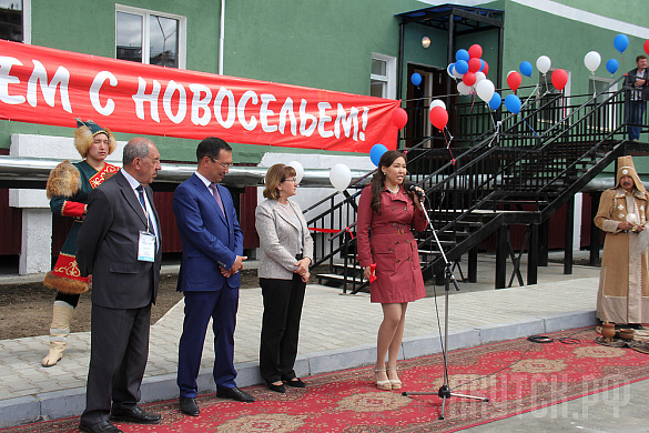 В городе Якутске Республики Саха (Якутия) 219 граждан получили ключи от новых квартир в рамках реализации программы по переселению граждан из аварийного жилищного фонда