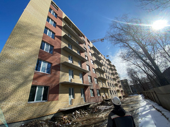В городе Ярославле в рамках национального проекта «Жилье и городская среда» ведется строительство многоквартирного дома, в который из аварийного жилищного фонда переедут 83 семьи