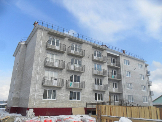 В поселке Рассвет Красноярского края завершается строительство дома, в который из аварийного жилья переедут 64 человека 