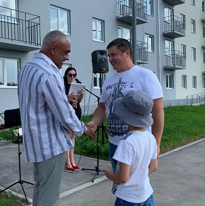 В городе Ясногорске Тульской области 157 человек, ранее проживавших в аварийном жилье, получили ключи от новых квартир