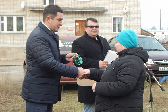 В городе Белая Холуница Кировской области вручили ключи от новых квартир гражданам, ранее проживавшим в аварийном жилищном фонде