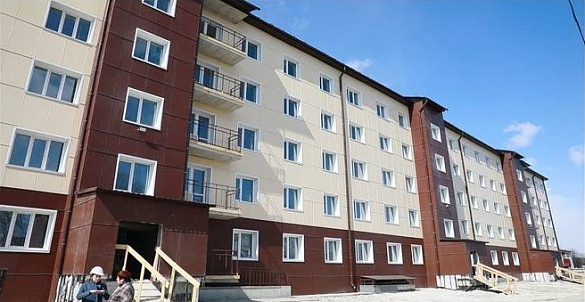 В Сахалинской области завершается строительство многоквартирного дома, в который из аварийного жилья переедут 80 семей