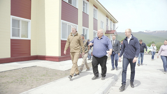 Губернатор Камчатского края Владимир Солодов осмотрел многоквартирный дом в Ключевском сельском поселении, в который переехали граждане, проживавшие в аварийном жилищном фонде 
