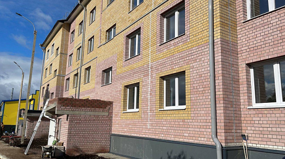 В селе Красноборске Архангельской области введен в эксплуатацию многоквартирный дом, в который из аварийного жилья переедут 86 человек