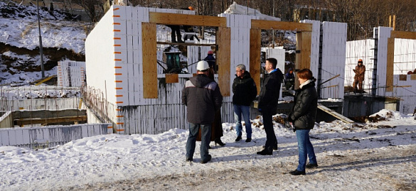 В городе Петропавловске-Камчатском Камчатского края ведется строительство многоквартирного дома, в который из аварийного жилищного фонда планируется переселить около 40 семей