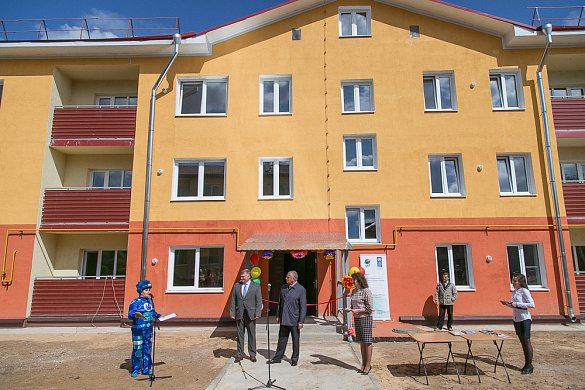 В поселке Парфино Новгородской области 38 человек получили ключи от квартир в новом энергоэффективном доме в рамках реализации программы по переселению граждан из аварийного жилищного фонда