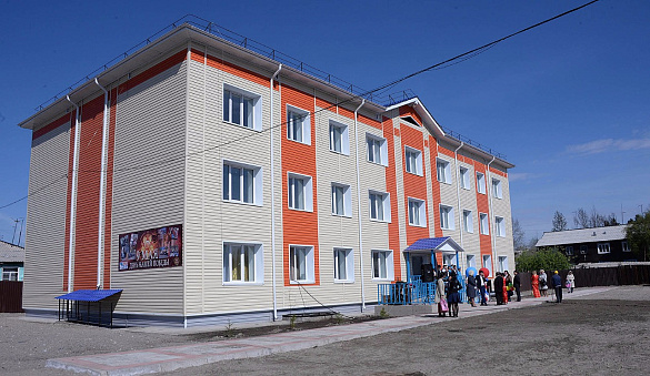 В поселке городского типа Каа-Хем Республики Тыва 12 семей, проживавших в аварийном жилье, получили ключи от новых квартир