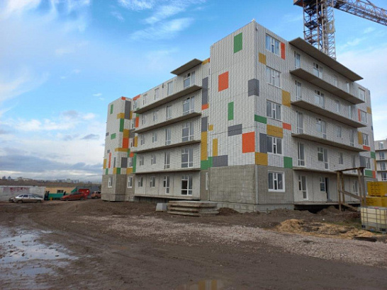 В городе Красноярске продолжается строительство двух секций многоквартирного дома, в которые в рамках национального проекта «Жилье и городская среда» переедут граждане, проживающие в аварийном жилищном фонде