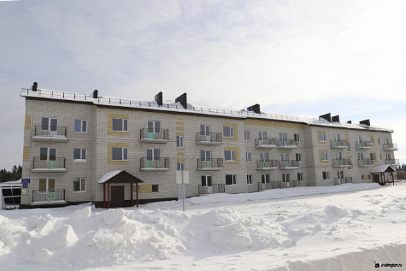 В Уватском районе Тюменской области граждане, проживавшие в аварийном жилье, получили ключи от новых квартир