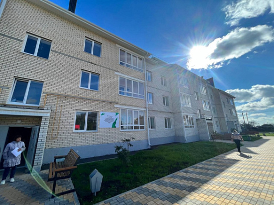 В селе Аверино Белгородской области в рамках национального проекта «Жилье и городская среда» ключи от новых квартир получили 74 человека, проживавшие в аварийном жилищном фонде 