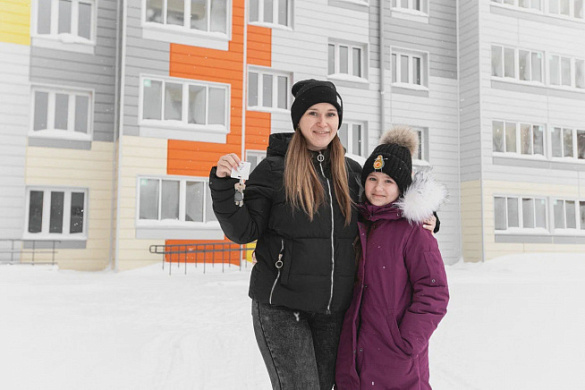 В городе Ноябрьске Ямало-Ненецкого автономного округа гражданам, проживавшим в аварийном жилье, вручили ключи от новых квартир  