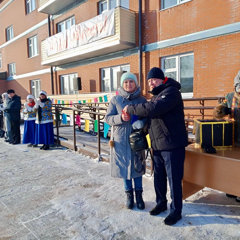 Почти 40 жителей аварийных домов получили ключи от новых квартир в селе Верхнепашино Красноярского края 