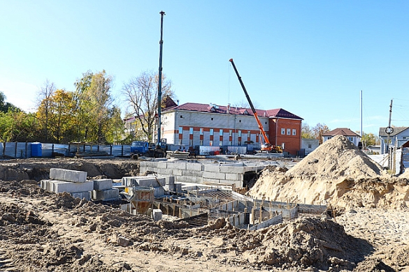 В городе Брянске в рамках национального проекта «Жилье и городская среда» ведется строительство многоквартирного дома, в который из аварийного жилищного фонда переедут 138 семей 