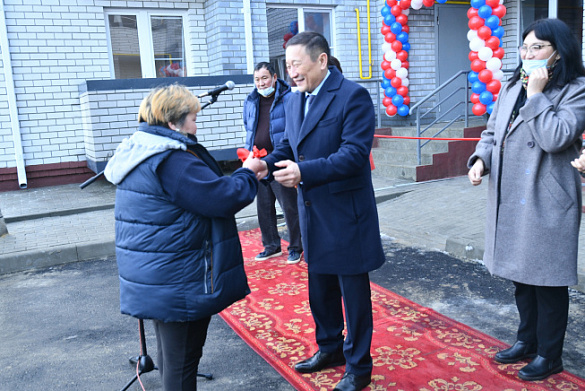 В городе Элисте Республики Калмыкия 26 семей, ранее проживавших в аварийном жилье, получили ключи от новых квартир 