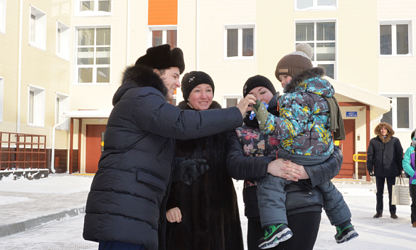 В городе Надыме Ямало-Ненецкого автономного округа 13 семей, ранее проживавших в аварийном жилье, получили ключи от новых квартир