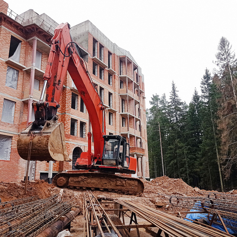 В ЖК «Лесобережный» началось строительство подпорной стенки. 