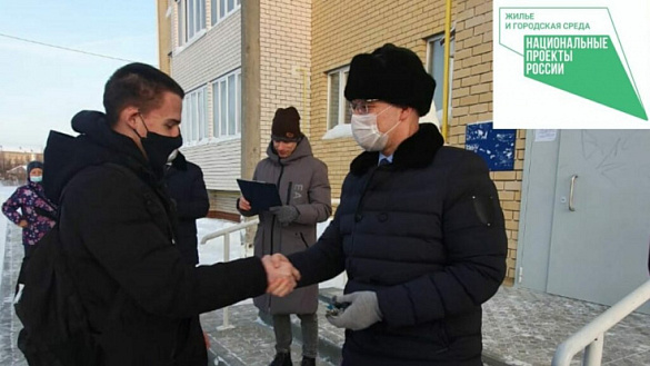 В городе Урае Ханты-Мансийского автономного округа – Югры 7 семей, проживавших в аварийном жилищном фонде, получили ключи от новых квартир 