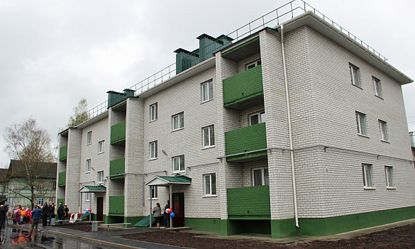 В поселке Свень Брянской области 36 человек, проживавших в аварийном жилье, получили ключи от новых квартир в рамках реализации 185-ФЗ