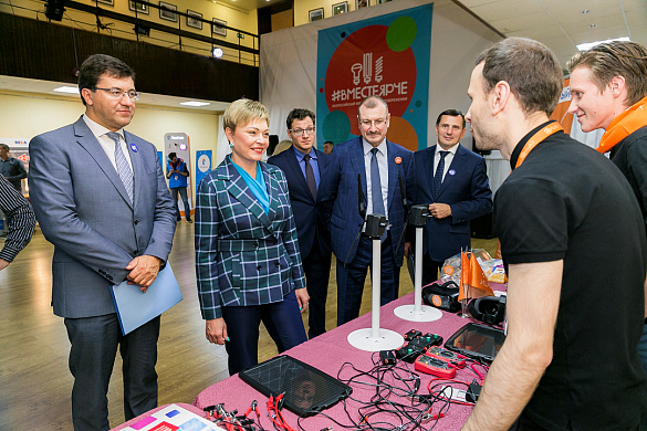 Губернатор Мурманской области Марина Ковтун приняла участие в торжественном открытии фестиваля энергосбережения #ВместеЯрче