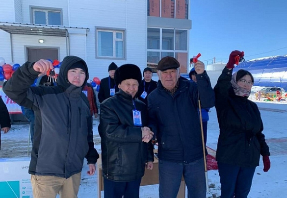 В селе Килянки Чурапчинского района Республики Саха (Якутия) 39 человек получили ключи от новых квартир по программе переселения граждан из аварийного жилья