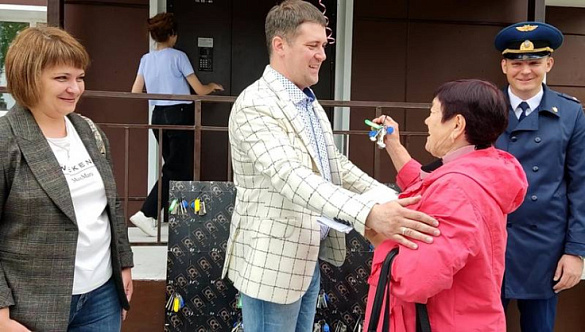 В поселке городского типа Смирных Сахалинской области 80 семей, ранее проживавших в аварийном жилье, получили ключи от квартир