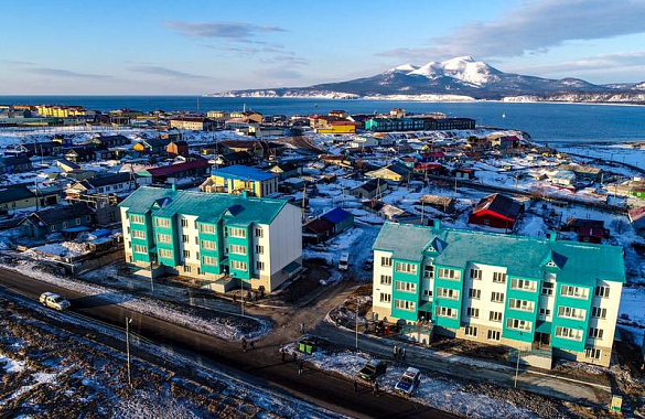 В Южно-Курильском городском округе Сахалинской области вручили ключи от новых квартир гражданам, проживавшим в аварийном жилье