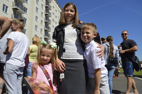 В городе Калтане Кемеровской области - Кузбасса 74 семьи, проживавшие в аварийном жилищном фонде, переехали в новый дом 