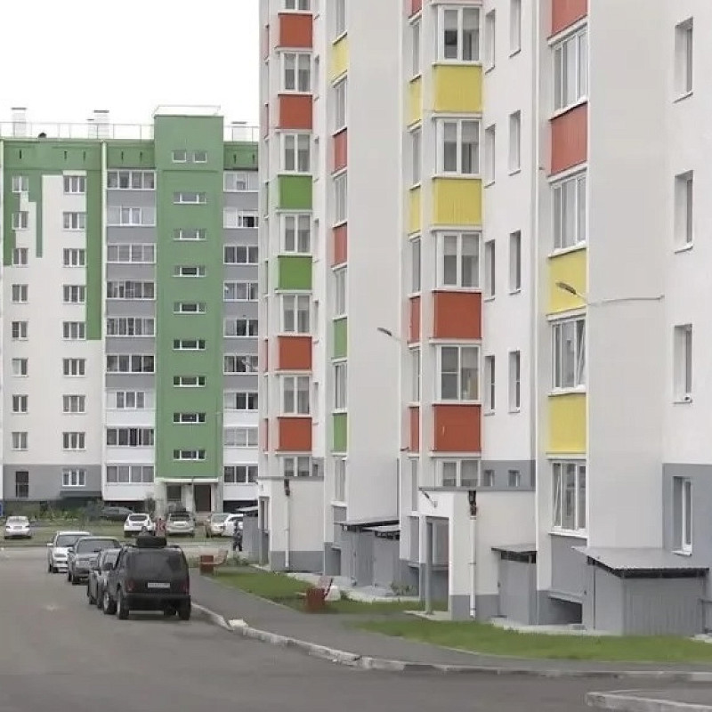 В ХМАО семьям из аварийных домов вручили ключи от новых квартир