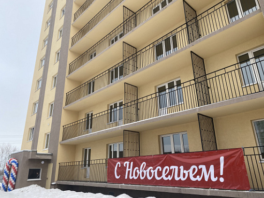 В городе Ленинске-Кузнецком Кемеровской области – Кузбасса 72 семьи, проживавшие в аварийных домах, накануне Нового года получили ключи от новых квартир 