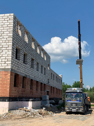 В Островском районе Псковской области ведется строительство 44-квартирного дома, в который из аварийного жилищного фонда переедут 109 граждан
