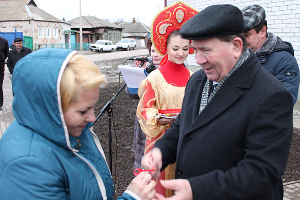 В городе Дмитриеве Курской области вручили ключи от новых квартир гражданам, переселяемым из аварийного жилья в рамках реализации 185-ФЗ