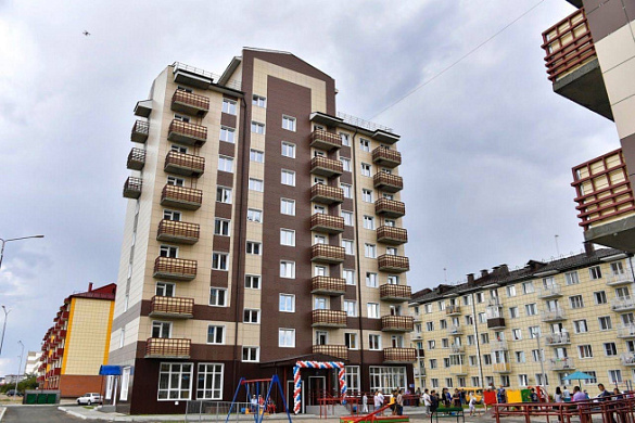 В городе Кызыле Республики Тыва ввели в эксплуатацию два многоквартирных дома, в которые из аварийного жилищного фонда переезжают 75 семей