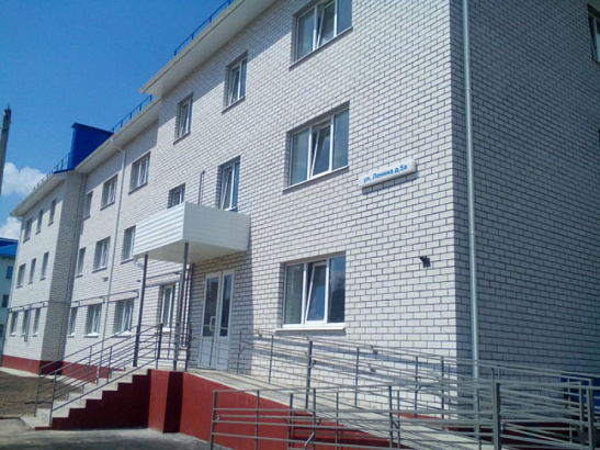 В поселке Пальцо Брянской области 22 семьи, проживавшие в аварийном жилье, получили ключи от новых квартир в рамках реализации 185-ФЗ