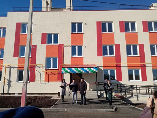 В селе Киргиз-Мияки Республики Башкортостан 74 человека, проживавших в аварийном жилищном фонде, получили ключи от новых квартир в рамках реализации национального проекта «Жилье и городская среда»